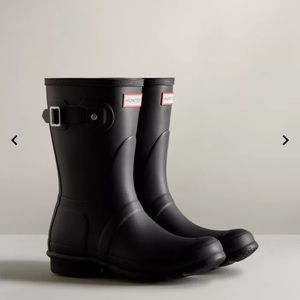 Short black hunter rain boots. Perfect condition.